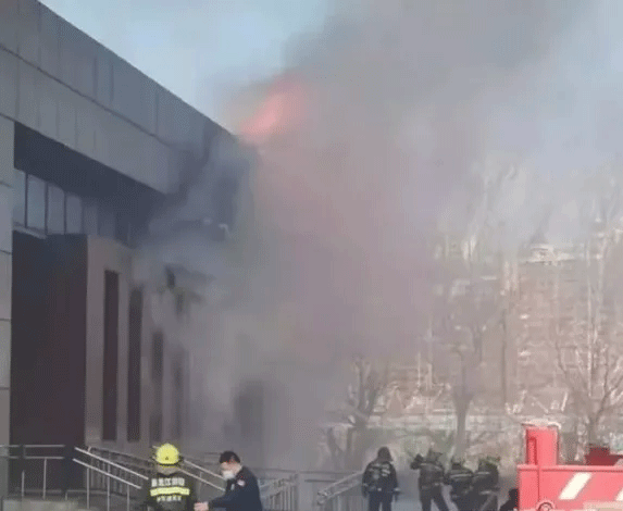 浓烟滚滚！哈尔滨一栋大楼着火，罪魁祸首竟是保温材料！