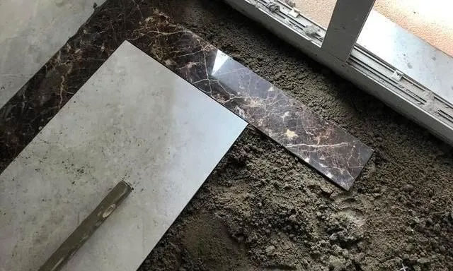 40年经验的瓦工师傅，为你讲解瓷砖胶里为什么不要加腻子粉？